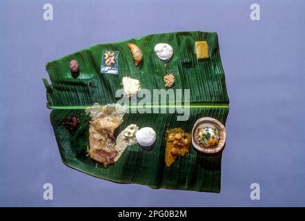 Découpe, mariage déjeuner végétarien sur une feuille de banane, Nattukottai Chettiar Nagarahar, Chettinad, Tamil Nadu, Inde du Sud, Inde, Asie Banque D'Images