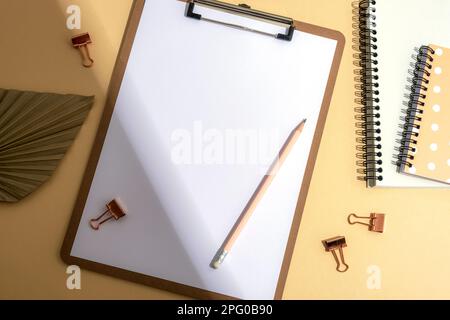 Bureau avec bloc-notes vierge, bloc-notes, feuille de éventail et crayon avec lumière et ombre. Vue de dessus, plan d'agencement, maquette. Banque D'Images