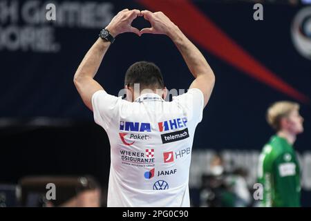 L'entraîneur-chef croate Hrvoje Horvat célèbre la victoire contre l'Islande. EHF Euro 2022. Tour principal : Banque D'Images