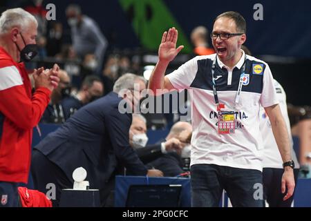 L'entraîneur-chef croate Hrvoje Horvat célèbre la victoire contre l'Islande. EHF Euro 2022. Tour principal : Banque D'Images