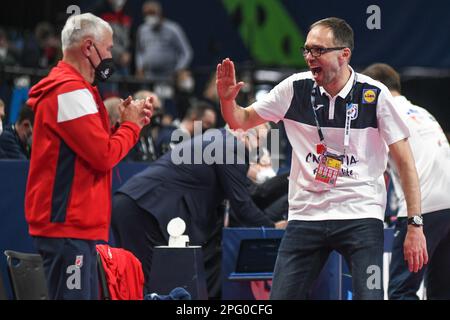 L'entraîneur-chef croate Hrvoje Horvat célèbre la victoire contre l'Islande. EHF Euro 2022. Tour principal : Banque D'Images