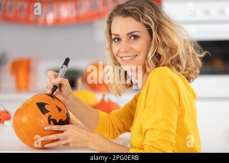joyeux halloween jeune femme attrayante se prépare à halloween Banque D'Images