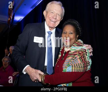 L'ancien président de la Chambre des représentants du Texas, BEN BARNES, présenté avec la députée SHEILA JACKSON LEE lors d'une réunion politique à 13 février 2023 Austin, a admis dans un article du New York Times publié 18 mars 2023, d'avoir travaillé sans esprit contre la réélection du président Jimmy carter en 1980. Barnes et l'ancien gouverneur du Texas, aujourd'hui décédé, John Connally se sont rendus au Moyen-Orient en faisant secrètement pression pour ne pas libérer les otages iraniens avant la victoire électorale de Ronald Reagan. Banque D'Images