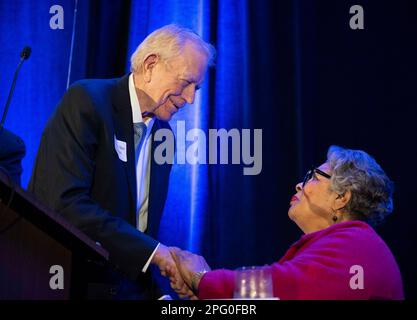 L'ancien président de la Chambre des représentants du Texas, BEN BARNES, a montré avec le représentant de l'État SENFRONIA THOMPSON de Houston lors d'un rassemblement politique à 13 février 2023 Austin, admis dans un article du New York Times publié 18 mars 2023, d'avoir travaillé sans esprit contre la réélection du président Jimmy carter en 1980. Barnes et l'ancien gouverneur du Texas, aujourd'hui décédé, John Connally se sont rendus au Moyen-Orient en faisant secrètement pression pour ne pas libérer les otages iraniens avant la victoire électorale de Ronald Reagan. Banque D'Images