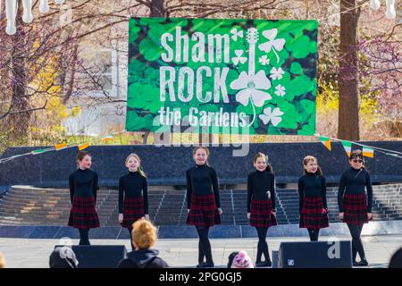 Oklahoma, 17 2023 MARS - danse irlandaise dans les jardins botaniques Myriad pendant St. Patrick Banque D'Images