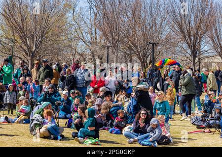 Oklahoma, 17 2023 MARS - des gens qui se jogent à la rue Fête de la Patrick dans les jardins botaniques de Myriad Banque D'Images