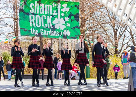 Oklahoma, 17 2023 MARS - danse irlandaise dans les jardins botaniques Myriad pendant St. Patrick Banque D'Images