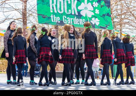 Oklahoma, 17 2023 MARS - danse irlandaise dans les jardins botaniques Myriad pendant St. Patrick Banque D'Images