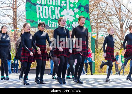 Oklahoma, 17 2023 MARS - danse irlandaise dans les jardins botaniques Myriad pendant St. Patrick Banque D'Images