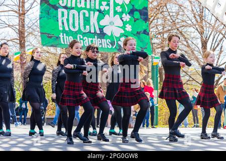 Oklahoma, 17 2023 MARS - danse irlandaise dans les jardins botaniques Myriad pendant St. Patrick Banque D'Images