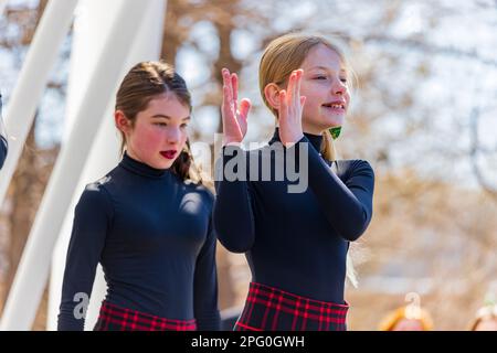 Oklahoma, 17 2023 MARS - danse irlandaise dans les jardins botaniques Myriad pendant St. Patrick Banque D'Images