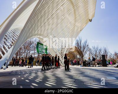 Oklahoma, 17 2023 MARS - danse irlandaise dans les jardins botaniques Myriad pendant St. Patrick Banque D'Images