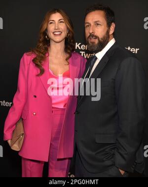 Washington, États-Unis. 19th mars 2023. 2023 Kennedy Center Mark Twain Prix pour l'humour américain Adam Sandler et son épouse Jackie arrivent sur le tapis rouge pour une soirée de gala, à Washington, dimanche, 19 mars 2023. Photo de Mike Theiler/UPI crédit: UPI/Alay Live News Banque D'Images