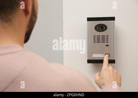 Homme qui sonne avec la caméra dans l'entrée Banque D'Images