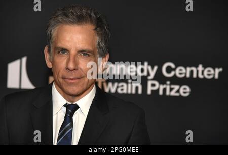 Washington, États-Unis. 19th mars 2023. L'acteur Ben Stiller pose pour les photographes alors qu'il arrive sur le tapis rouge pour la soirée de gala du prix Kennedy Center Mark Twain 2023 pour l'humour américain, en l'honneur du comédien Adam Sandler, à Washington, DC, dimanche, 19 mars 2023. Photo de Mike Theiler/UPI crédit: UPI/Alay Live News Banque D'Images