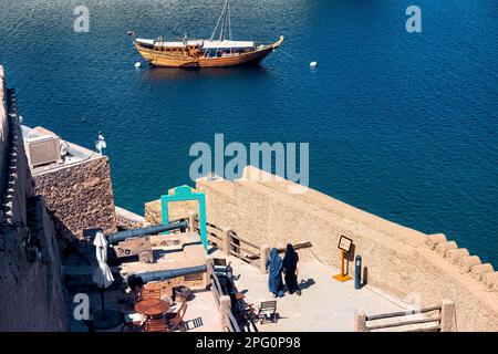 Dhow traditionnel et le fort Mutrah, Muscat, Oman Banque D'Images