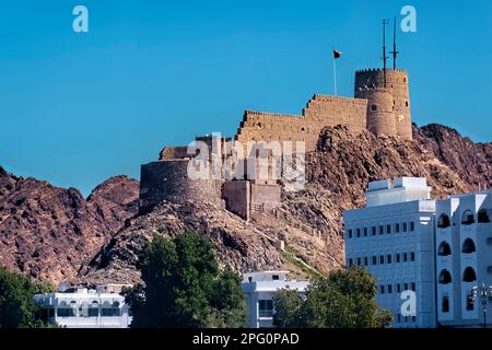 Vue sur l'ancien fort/tour d'observation depuis le port de Mutrah, Muscat, Oman Banque D'Images