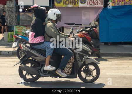 SAMUT PRAKAN, THAÏLANDE, 28 2023 JANVIER, les deux tours en moto dans la rue. Banque D'Images