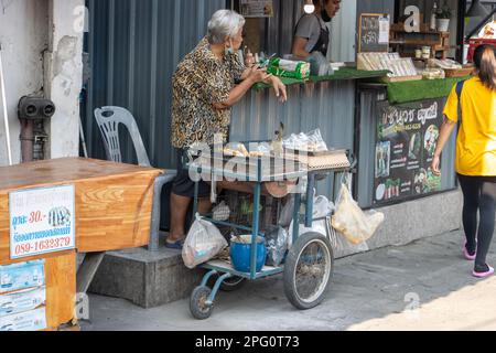 SAMUT PRAKAN, THAÏLANDE, 06 2023 MARS, la vieille femme vend des bananes grillées dans la rue Banque D'Images