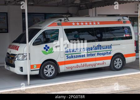 SAMUT PRAKAN, THAÏLANDE, 06 2023 MARS, ambulances garées sous le refuge de l'hôpital Banque D'Images