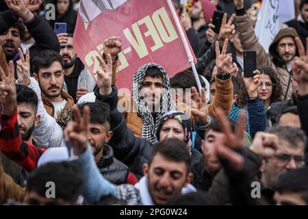 Ankara, Turquie. 19th mars 2023. Les manifestants font des signes de victoire lors d'un rassemblement dans le cadre de Newroz. Les partisans du Parti démocratique populaire (HDP) pro-kurde tiennent un rassemblement dans le cadre de Nowruz (Newroz), ou nouvel an kurde, à Ankara. Newroz ou Nowruz, signifie « nouveau jour », « nouvel an » et « arrivée de l'été » pour les communautés vivant au Moyen-Orient. Il est également reconnu sur la liste UNESCO du patrimoine culturel immatériel de l'humanité. Crédit : SOPA Images Limited/Alamy Live News Banque D'Images