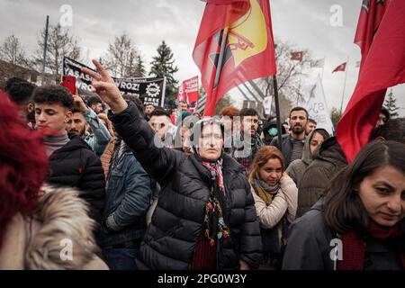 Ankara, Turquie. 19th mars 2023. Un démonstrateur fait un signe de victoire lors d'un rallye dans le cadre de Newroz. Les partisans du Parti démocratique populaire (HDP) pro-kurde tiennent un rassemblement dans le cadre de Nowruz (Newroz), ou nouvel an kurde, à Ankara. Newroz ou Nowruz, signifie « nouveau jour », « nouvel an » et « arrivée de l'été » pour les communautés vivant au Moyen-Orient. Il est également reconnu sur la liste UNESCO du patrimoine culturel immatériel de l'humanité. Crédit : SOPA Images Limited/Alamy Live News Banque D'Images