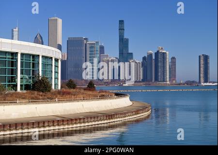 Chicago, Illinois, États-Unis. L'aquarium Shedd, à gauche (anciennement l'aquarium John G. Shedd), situé au sud de la boucle de la ville sur le campus du musée. Banque D'Images