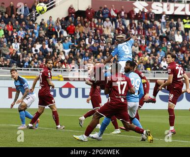 Turin, Italie. 19th mars 2023. Victor Osimhen de Naples (en haut) marque son premier but lors d'un match de football de série A entre Naples et Turin à Turin, Italie, 19 mars 2023. Credit: STR/Xinhua/Alay Live News Banque D'Images