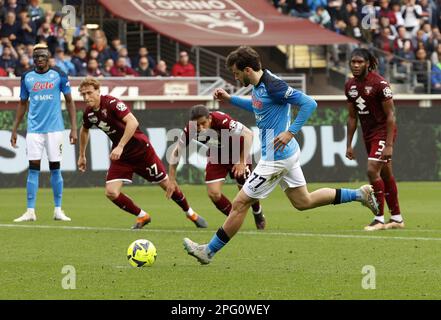 Turin, Italie. 19th mars 2023. Khvicha Kvaratskhelia (2nd R) de Naples marque le coup de pied de pénalité lors d'un match de football de série A entre Naples et Turin à Turin, Italie, 19 mars 2023. Credit: STR/Xinhua/Alay Live News Banque D'Images