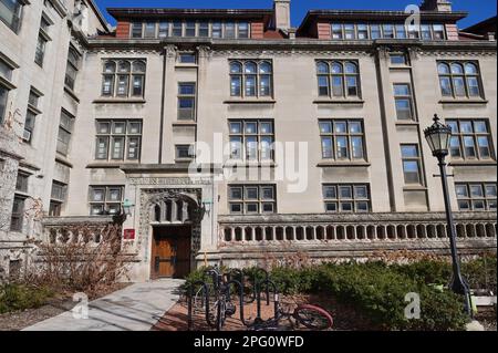 Chicago, Illinois, États-Unis. Une entrée à Charles Hitchcock Hall sur le campus de l'Université de Chicago. Banque D'Images