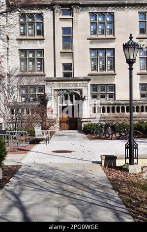 Chicago, Illinois, États-Unis. Une entrée à Charles Hitchcock Hall sur le campus de l'Université de Chicago. Banque D'Images