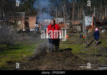 Moshchun, Ukraine. 19th mars 2023. Un habitant du village de Moshchun brûle de l'herbe sèche et des branches près de sa maison détruite à la suite de l'agression de la Fédération de Russie contre l'Ukraine. Crédit : SOPA Images Limited/Alamy Live News Banque D'Images