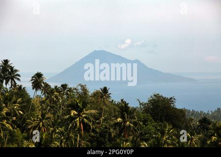 Paysage du mont Manado Tua en premier plan de la baie de Manado et cocotiers sont vus depuis une plate-forme d'observation à Tinoor, Tomohon du Nord, Tomohon, Sulawesi du Nord, Indonésie. Banque D'Images