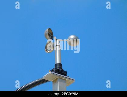 Indicateur de vitesse du vent de l'anémomètre. appareil de mesure du vent. tube en acier inoxydable. girouette, dispositif de surveillance météorologique et météorologique. angle bas Banque D'Images