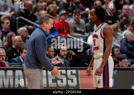 Columbus, Ohio, États-Unis. 19th mars 2023. L'entraîneur-chef de Florida Atlantic Owls Dusty May parle à la garde de Florida Atlantic Owls Michael Forrest (11) lorsqu'il sort du jeu lors d'un deuxième tour de tournoi NCAA, dimanche 19 mars 2023, à Columbus, Ohio. (Credit image: © Scott Stuart/ZUMA Press Wire) USAGE ÉDITORIAL SEULEMENT! Non destiné À un usage commercial ! Banque D'Images