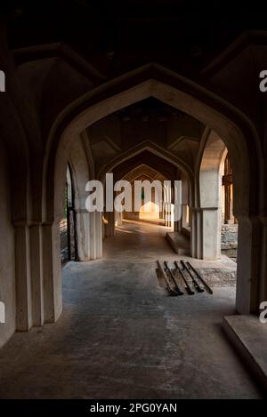 Salle de bains Queens à l'entrée de l'enceinte royale à Hampi. Hampi, la capitale de l'ancien empire de Vijayanagara, est un site classé au patrimoine mondial de l'UNESCO. Banque D'Images