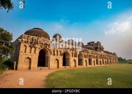 La écurie d'éléphants de Hampi a servi d'abri aux éléphants royaux de l'Empire de Vijayanagara. Hampi est un site classé au patrimoine mondial de l'UNESCO. Banque D'Images