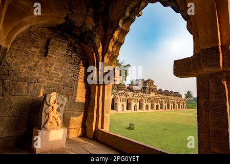 La écurie d'éléphants de Hampi a servi d'abri aux éléphants royaux de l'Empire de Vijayanagara. Hampi est un site classé au patrimoine mondial de l'UNESCO. Banque D'Images