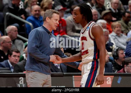 Columbus, Ohio, États-Unis. 19th mars 2023. L'entraîneur-chef de Florida Atlantic Owls Dusty May tremble la main avec le gardien de Florida Atlantic Owls Michael Forrest (11) lorsqu'il sort du jeu lors d'un deuxième tour de tournoi NCAA, dimanche 19 mars 2023, à Columbus, Ohio. (Credit image: © Scott Stuart/ZUMA Press Wire) USAGE ÉDITORIAL SEULEMENT! Non destiné À un usage commercial ! Banque D'Images