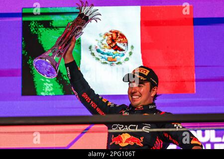 Djeddah. 19th mars 2023. Sergio Perez, le pilote mexicain de Red Bull Racing, célèbre avec un trophée lors du Grand Prix d'Arabie saoudite de Formule 1 2023 sur le circuit de la corniche de Djeddah à Djeddah, en Arabie Saoudite, sur 19 mars 2023. Credit: Qian Jun/Xinhua/Alay Live News Banque D'Images