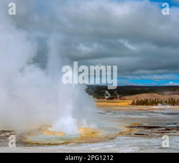 Clepsydra Geyser, Pot de peinture Fontaine Bassin, le Parc National de Yellowstone, Wyoming Banque D'Images