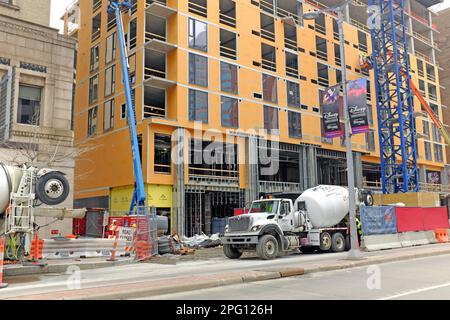 Le City Club Apartments sur Euclid Avenue dans le centre-ville de Cleveland, Ohio, États-Unis en construction le 16 mars 2023. Banque D'Images