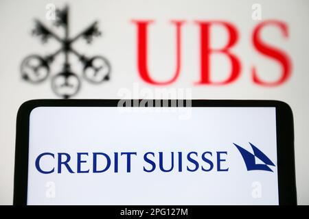 Ukraine. 19th mars 2023. Dans cette illustration, un logo Credit Suisse Group AG est visible sur un smartphone et le logo UBS Group AG (Union Bank of Switzerland) est en arrière-plan. Crédit : SOPA Images Limited/Alamy Live News Banque D'Images