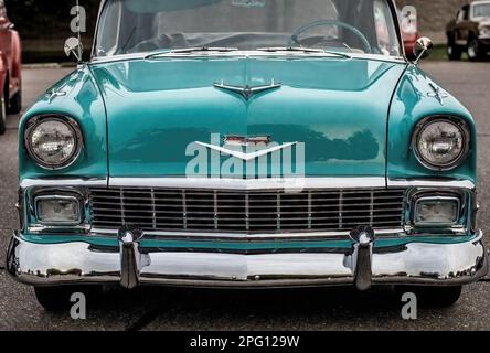 Vue avant d'un magnifique cabriolet Bel Air 1956 de Chevrolet lors d'une soirée de printemps à Lindstrom, Minnesota, États-Unis. Banque D'Images