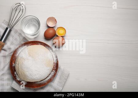 Composition à plat avec pâte et ingrédients sur table en bois blanc, espace pour le texte. Recette de pain de Sodawater Banque D'Images