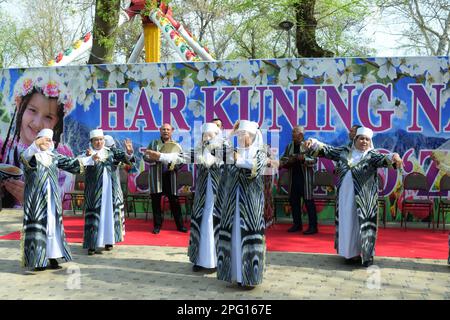 Célébration du festival de printemps de Navruz traditionnel d'Asie centrale dans la ville de Jizzakh Ouzbékistan en robe nationale, avec danse et plaisir. Banque D'Images