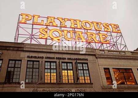 Panneau emblématique et rétro de Playhouse Square illuminé dans le quartier historique des théâtres de Cleveland, Ohio, sur 13 mars 2023. Banque D'Images