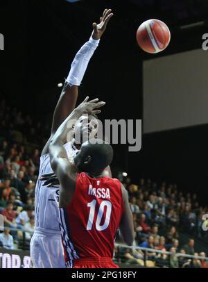 TRELAZE, France. 19th mars 2023. Youssoupha CHUTE de LDLC ASVEL et DE BOUDIAN MASSA de SIG STRASBOURG lors de la coupe de France, Top 8, demi-finale du match de basket-ball entre LDLC ASVEL et SIG Strasbourg sur 19 mars 2023 à l'Arena Loire à Trelaze, France. Photo de Laurent Lairys/ABACAPRESS.COM crédit: Abaca Press/Alay Live News Banque D'Images