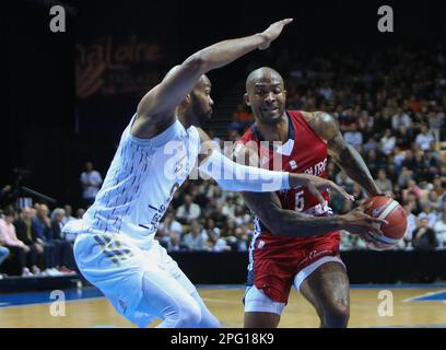 TRELAZE, France. 19th mars 2023. Alex TYUS de LDLC ASVEL et Ike UDANOH de SIG STRASBOURG lors de la coupe de France, Top 8, match de basketball en demi-finale entre LDLC ASVEL et SIG Strasbourg sur 19 mars 2023 à l'Arena Loire à Trelaze, France. Photo de Laurent Lairys/ABACAPRESS.COM crédit: Abaca Press/Alay Live News Banque D'Images