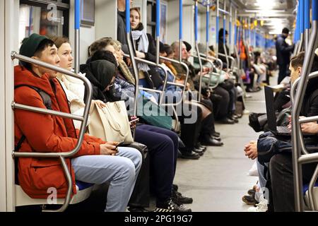 Personnes dans un métro, passagers assis avec un smartphone. Intérieur de la voiture de métro Banque D'Images